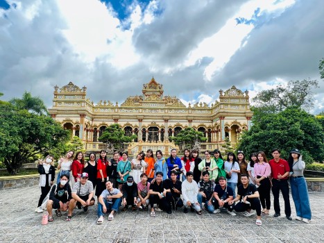 Sinh viên Ngành Việt Nam học cùng chương trình ngoại khóa “Hành trình trên đất phù sa”
