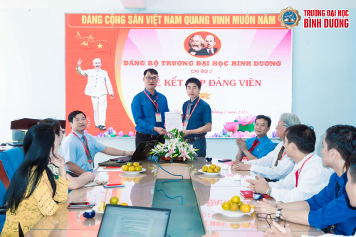 Chi bộ 2 tổ chức kết nạp đảng viên mới